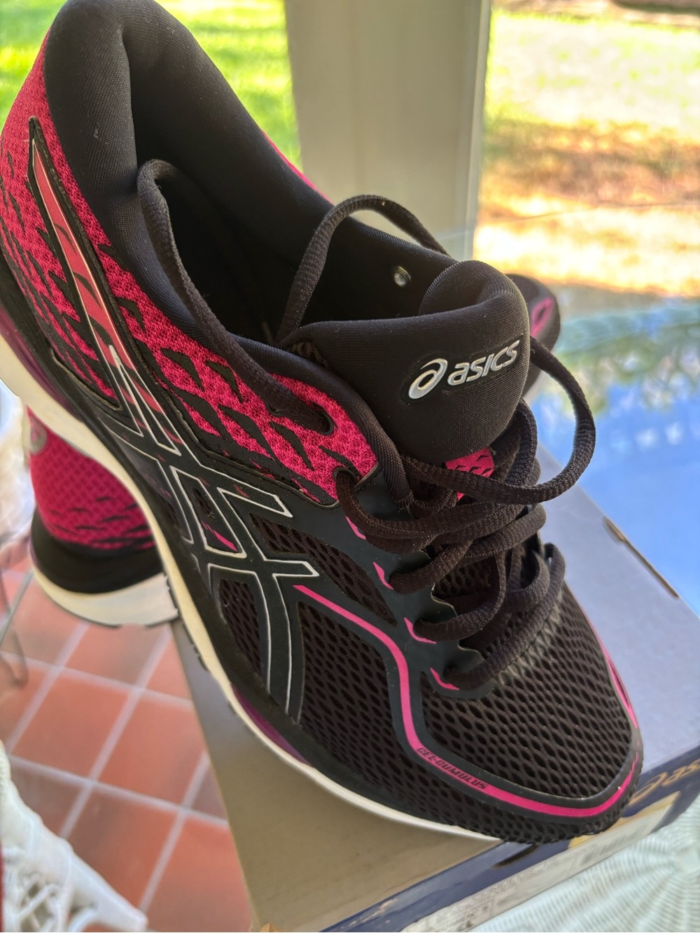 NWT Beautiful ASICS Black Running Sneakers with Pink Accents Women’s sz 9 - Picture 2 of 4